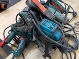 un tas d'outils électriques posés par terre dans une pièce