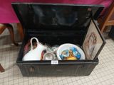 une boîte noire contenant de nombreux objets