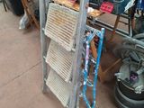 un chariot sur lequel sont posés de nombreux outils