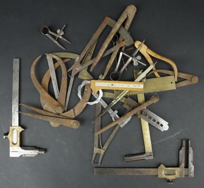 un grand nombre d'outils posés sur une table