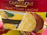 une boîte de gâteaux posée sur une table à côté d'une boîte de citrons
