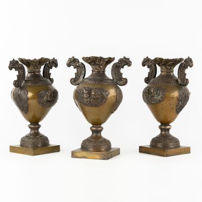 trois vases empilés les uns sur les autres sur une surface blanche