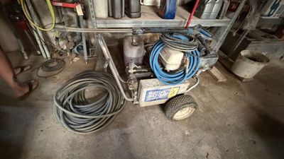 une image d'un homme travaillant sur une machine dans un garage
