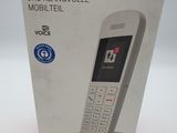 boîte contenant un téléphone portable blanc et rouge, posée sur une surface blanche