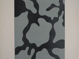 l'image d'une peinture en noir et blanc sur un mur blanc