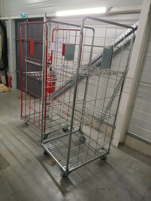 un grand chariot métallique au milieu d'un garage