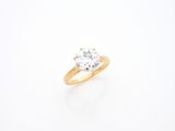 une bague en or jaune 18 carats sertie d'un diamant rond taille brillant