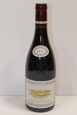 une bouteille de vin posée sur une table