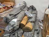 un tas d'objets posés par terre près d'un mur