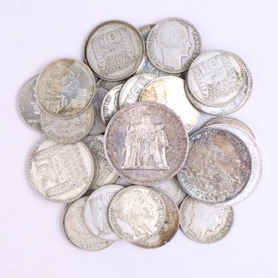 une pile de pièces d'argent sur une surface blanche