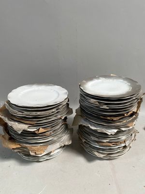 plusieurs assiettes empilées les unes sur les autres sur une table