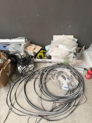 un tas de fils et d'autres objets par terre