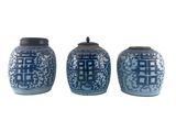trois pots à gingembre bleus et blancs avec couvercle, sur fond blanc