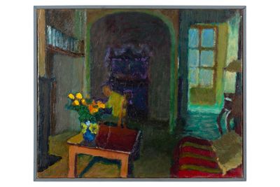 un tableau représentant une pièce avec une table sur laquelle se trouve un vase de fleurs