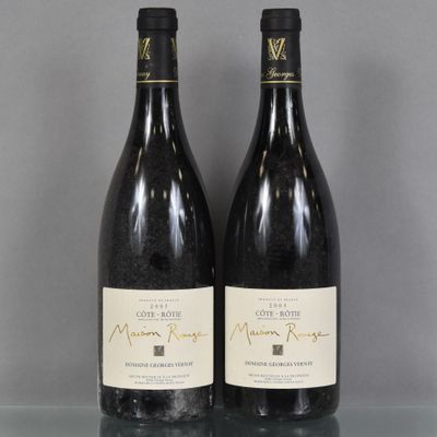 deux bouteilles de vin posées sur une table l'une à côté de l'autre