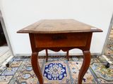 une petite table en bois surmontée d'un tiroir