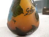 un vase orné d'un motif posé sur une table