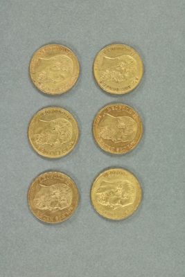 six types différents de pièces d'or posées sur un fond bleu
