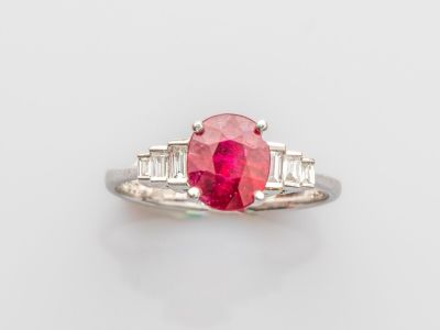 une bague en tourmaline rose et diamant
