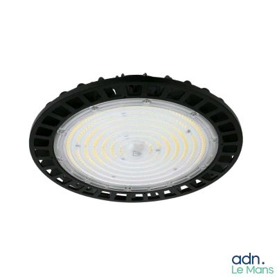 un gros plan d'une lampe sur fond blanc, avec un fond blanc