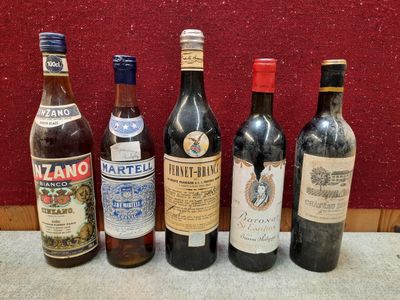 plusieurs bouteilles de vin sont alignées sur un comptoir