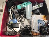une boîte rouge remplie d'appareils électroniques en tout genre et d'appareils électroniques