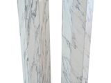 une paire de vases en marbre blanc posés sur une surface blanche, sur fond blanc