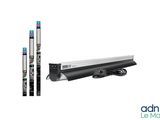 une photo en noir et blanc représentant un ordinateur portable et un stylo