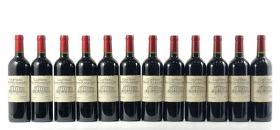 six bouteilles de vin rouge sont alignées