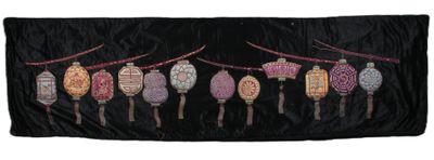 VIETNAM, VERS 1930-1940 Panneau horizontal en soie noire bro…