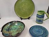 trois assiettes et deux tasses posées sur une table