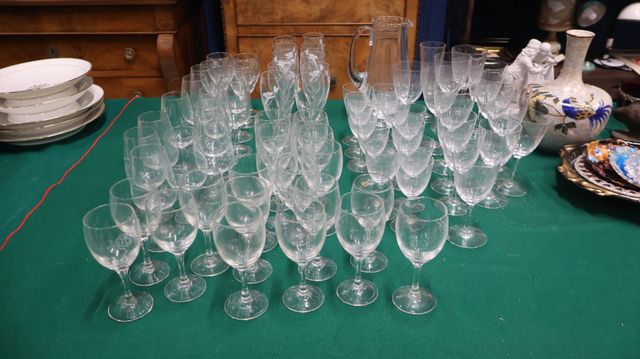 Lot de 35 verres à vin et 10 coupes à champagne en cristal et Par...