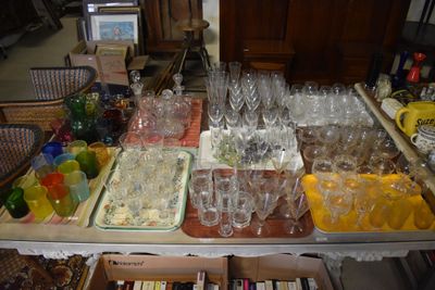 de nombreux verres et plateaux de boissons posés sur une table