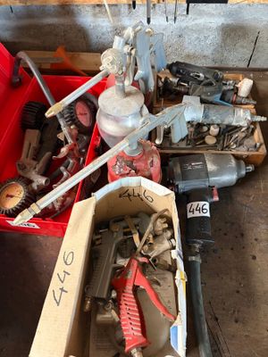 une boîte contenant divers outils, posée par terre