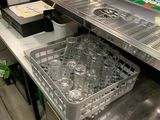 une cuisine équipée d'un évier, d'un lave-vaisselle et d'autres éléments posés sur le plan de travail