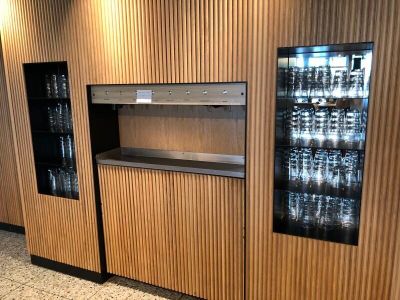 -1 fontaine à eaux 8 becs intégrée reliée à un groupe réfrig…