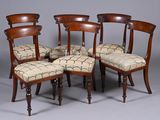 quatre chaises avec un dossier rembourré et une assise rembourrée à motifs