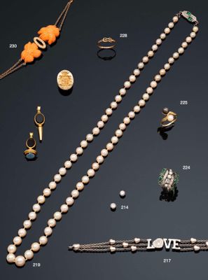 de nombreux modèles de colliers et de bracelets sont exposés