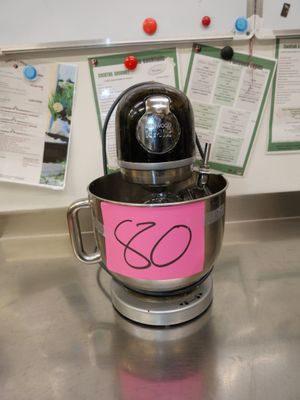 un mixeur orné d'un autocollant rose, dans une cuisine