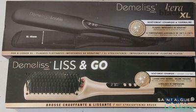 deux boîtes de brosses à cheveux posées l'une sur l'autre