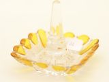 un petit bol en verre contenant une bougie