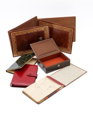 un grand nombre de livres posés sur une table
