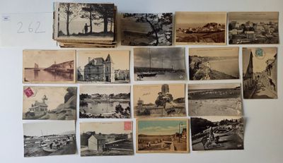 de nombreuses vieilles photos accrochées au mur de cette pièce