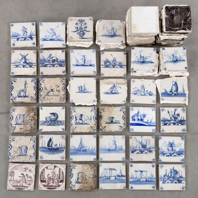 plusieurs carreaux ornés de motifs bleus et blancs