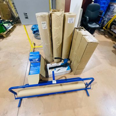 un chariot avec des cartons et un rouleau de papier posé dessus