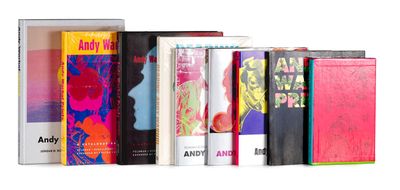 plusieurs livres sont alignés sur une surface blanche