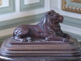 une statue de lion assis sur une table