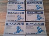 six boîtes de ruban adhésif Rajata posées sur un plancher en bois