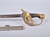 une épée et un briquet posés sur une surface blanche