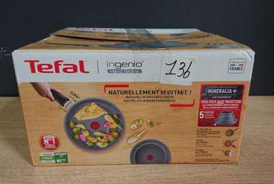 une boîte de nourriture posée sur une table